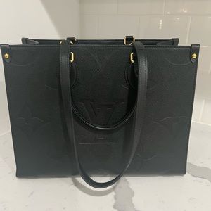 Louis Vuitton On-The-Go MM in black leather!